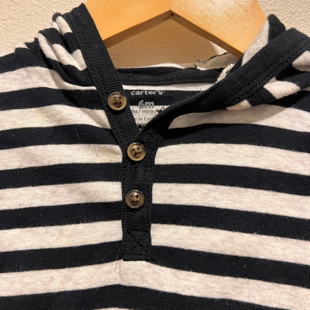 Carters Long Sleeve Ear Hooded Onesie size 6 month​​ - Picture 3 of 6